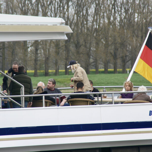 Die Sonne auf dem Außendeck genießen